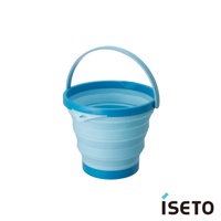 可伸縮的旅行水桶，由淺藍色和藍色矽膠製成，帶有藍色提把，可折疊設計，方便攜帶。