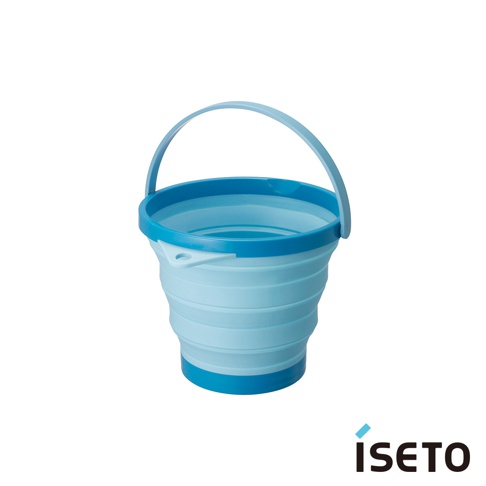 可伸縮的旅行水桶，由淺藍色和藍色矽膠製成，帶有藍色提把，可折疊設計，方便攜帶。