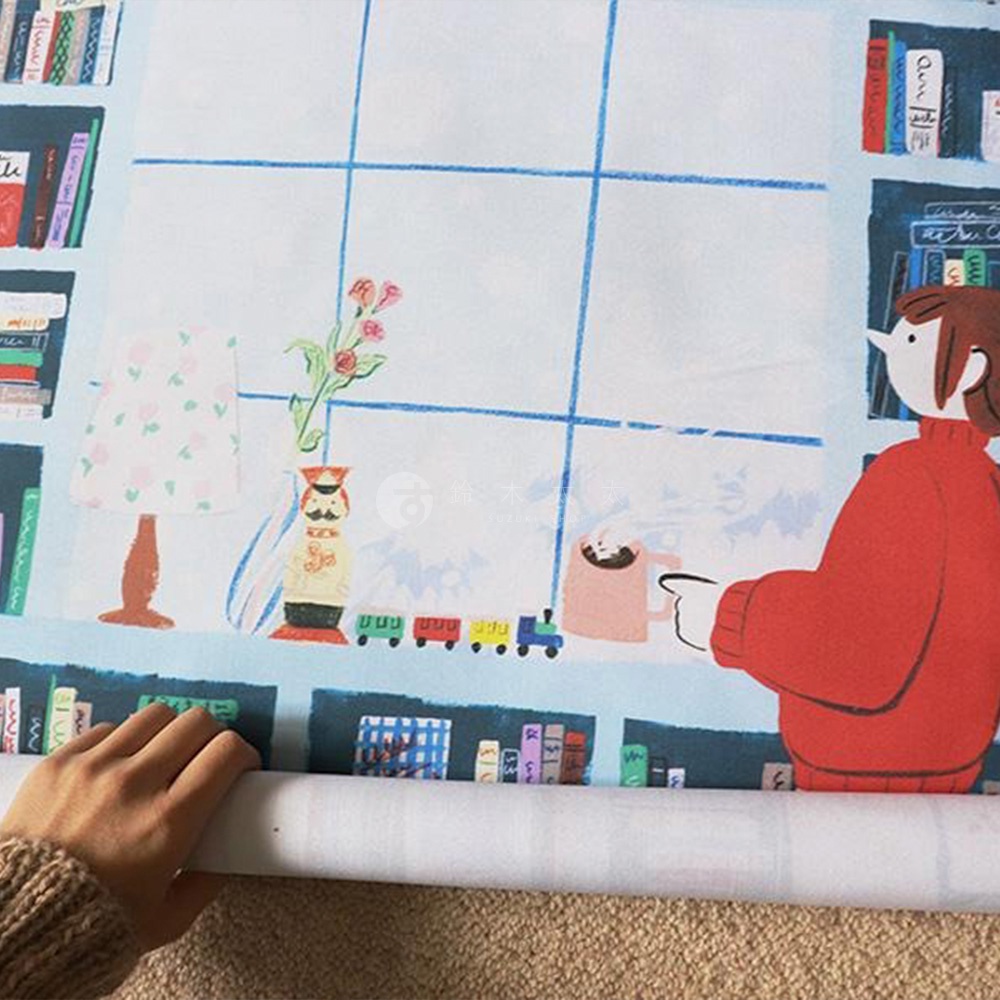 無框帆布藝術海報，描繪一個房間角落場景，有書架、台燈、花瓶、小火車及一個穿著紅色毛衣的人。