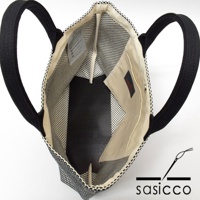 三河木綿刺子織經典托特包，黑色提把，包身以黑白格紋刺子織布料製成，內部有米色內襯、隔層及小口袋，底部有黑色皮革加固。