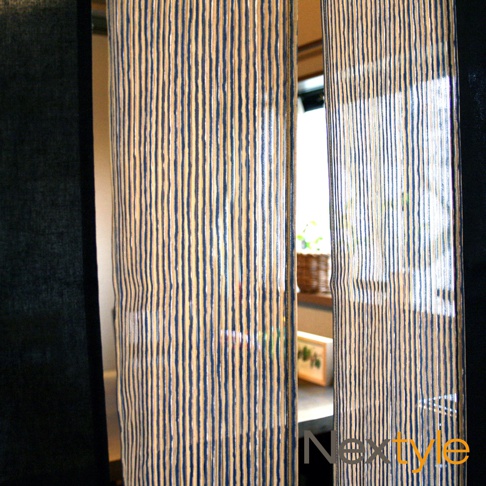 日製手作鎌倉禪風四開式門簾，米白色底布搭配深藍色細條紋，材質輕薄，可透光，營造日式居家氛圍。