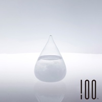 透明玻璃製成的 Tempo Drop 天氣瓶，外觀呈水滴狀，瓶內裝有部分透明液體和白色結晶沉澱物，瓶身底部有反光效果。