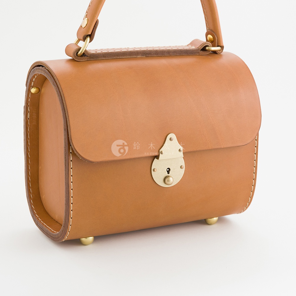 職人手作皮革復古杜勒斯手提包，淺棕色，採用天然皮革材質，配有黃銅金屬扣鎖與提把，包身線條圓潤，風格簡約。