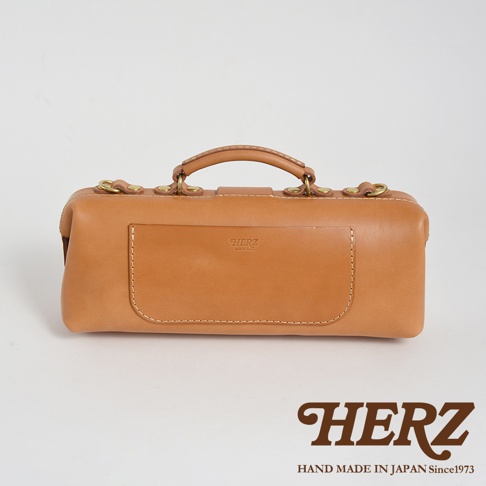 HERZ 品牌日製手工皮革製橫長形杜勒斯單肩包，淺棕色，頂部有手提握把，前方有貼袋，整體為簡約風格。