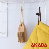 赤田刷毛工業 AKADA 標誌搭配木質豬鬃蔬果刷和黃色布料