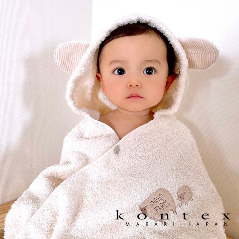 今治純棉連帽浴巾，象牙白，帶有可愛的羊耳朵造型，浴巾上繡有「SHEEP FARM」字樣及羊的圖案。