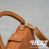 職人手作皮革Organ兩用方形口金托特包，採用柔軟的淺棕色皮革，搭配質感古銅色五金配件，展現簡約的日式風格。