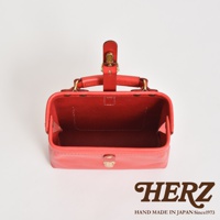 紅色皮革迷你軟皮杜勒斯包，設有頂部提把、金屬鎖扣和精緻的縫線細節。