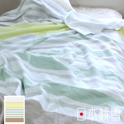 今治毛巾被，橫條紋設計，主要顏色為白色、淺綠色、淺灰色及一抹亮黃色，材質柔軟，鋪陳在床上，展現舒適的居家風格。
