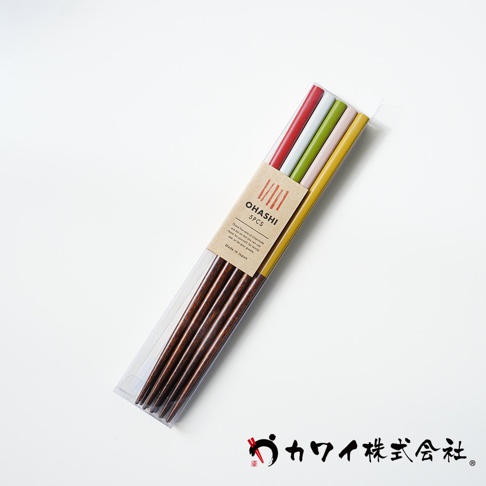 現代原彩5色木筷組合，包含五雙23公分的木質筷子，頂端顏色分別為紅色、淺綠色、粉色、黃色及木色，整體收納於透明塑膠盒中，並附有印有「OHASHI 5PCS」及日文標示的紙質包裝。