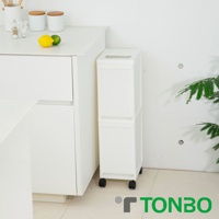 白色雙層抽屜式分類垃圾桶，配有滾輪，設計簡潔，適合廚房或家居使用。