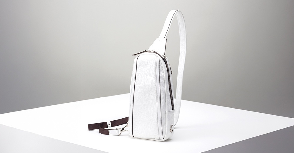 JETTER 隨身側背包 CJTE-021，白色荔枝紋皮革材質，設有拉鍊開口、側面小口袋及可調式肩帶，整體簡潔俐落。