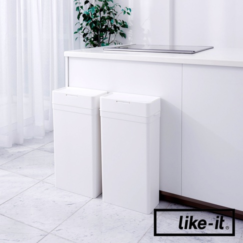 兩個白色塑膠長方形垃圾桶，其中一個垃圾桶蓋子稍微打開，露出按壓式開口。