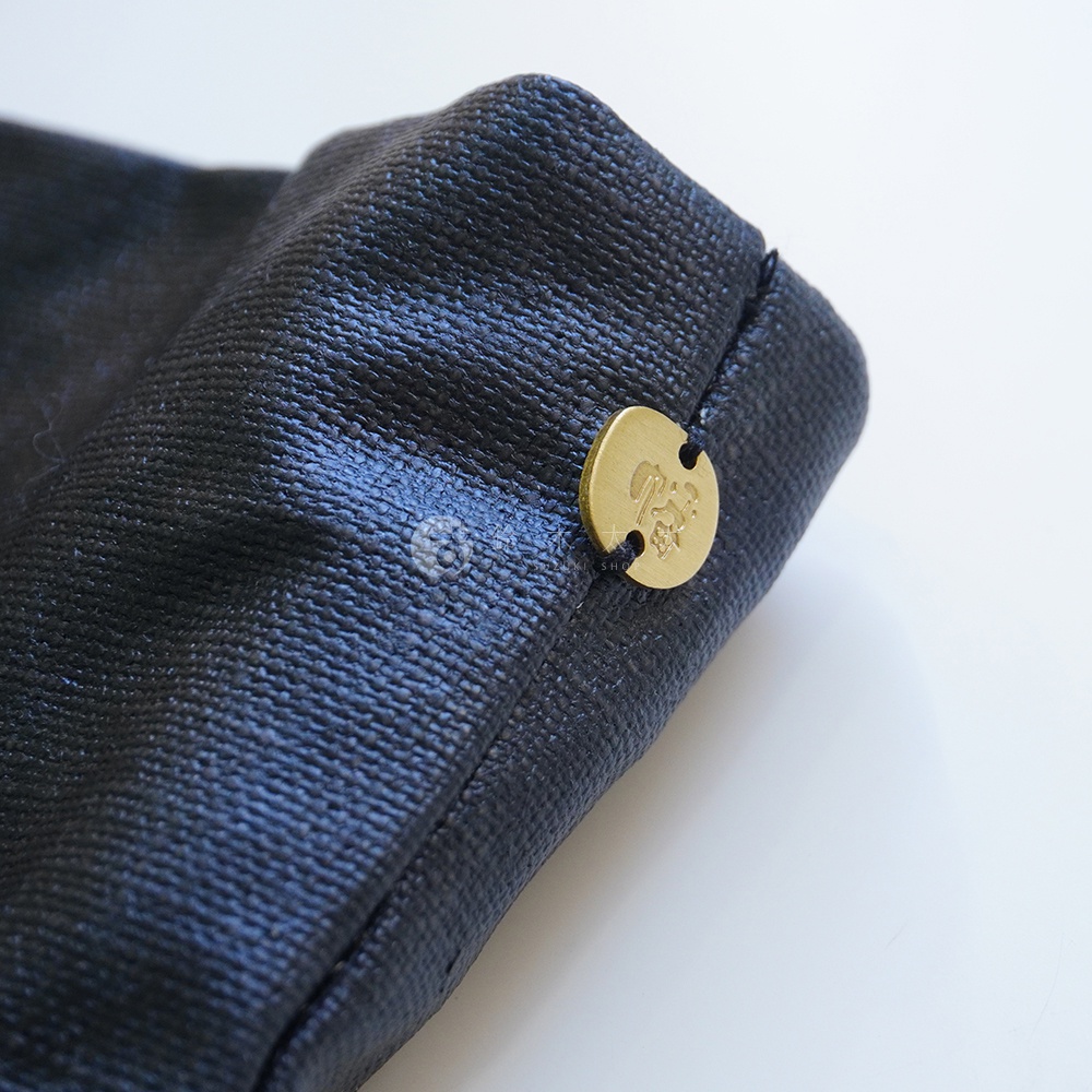 BAN INOUE 標誌的釉面亞麻布托特包，特寫，金色圓形吊牌。