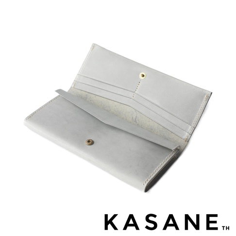 北海道KASANE 職人手作義大利Sibilla皮革長夾，淺灰色，打開展示內側隔層，有金屬釦。