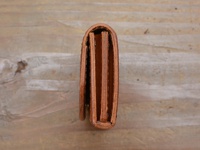 職人手作皮革Organ商務用名片夾，呈現自然棕色調，材質為真皮，側邊顯示其多層結構，設計簡約。