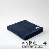 深藍色SALA今治高密度超細纖維浴巾，材質柔軟，邊緣有較窄的深色滾邊，角落處有一個白色小標籤。