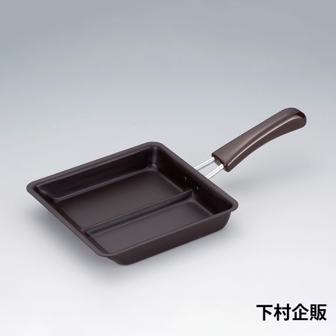 深棕色二合一分格平底鍋，方形鍋身，內有兩條分隔線，鍋柄為深棕色，材質為金屬與塑膠。