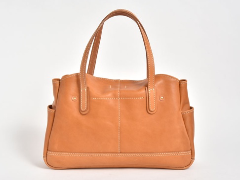 淺棕色皮革橫式肩背托特包，雙提把設計，包身有縫線裝飾，兩側有外袋。