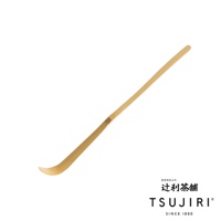 天然竹製抹茶杓，呈彎月形，色澤淡黃，質樸自然，是沖泡抹茶的傳統工具。