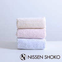re hada 花粉對策低摩擦護膚長毛巾，堆疊展示，顏色為米白、淡粉紅及淺藍色，毛巾質地柔軟蓬鬆。