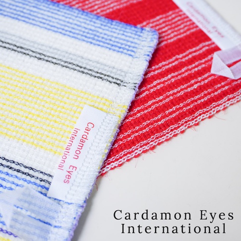 兩條條紋清潔巾，一條為紅白色條紋，另一條為藍、黃、黑、白條紋，材質為壓克力纖維。