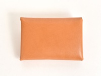 職人手作皮革小卡片收納夾 (KV-1)，採用淺棕色皮革製成，設計簡潔，適合收納名片或小卡片。