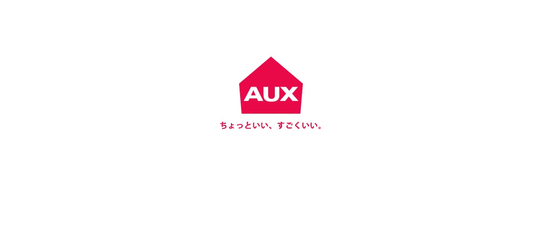 紅白色調的輔助標誌，以房屋形狀的紅色圖標上方顯示白色「AUX」字樣，下方為日文標語。