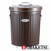 OBAKETSU 品牌手工製附輪垃圾桶，棕色金屬材質，頂部有提把，側面有 OBAKETSU 品牌標籤，下方有小輪子。