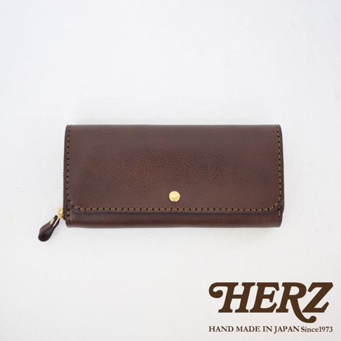 職人手作咖啡色皮革長夾，寬口設計，附有金色金屬壓扣與拉鍊，皮革表面帶有自然紋理，縫線清晰。