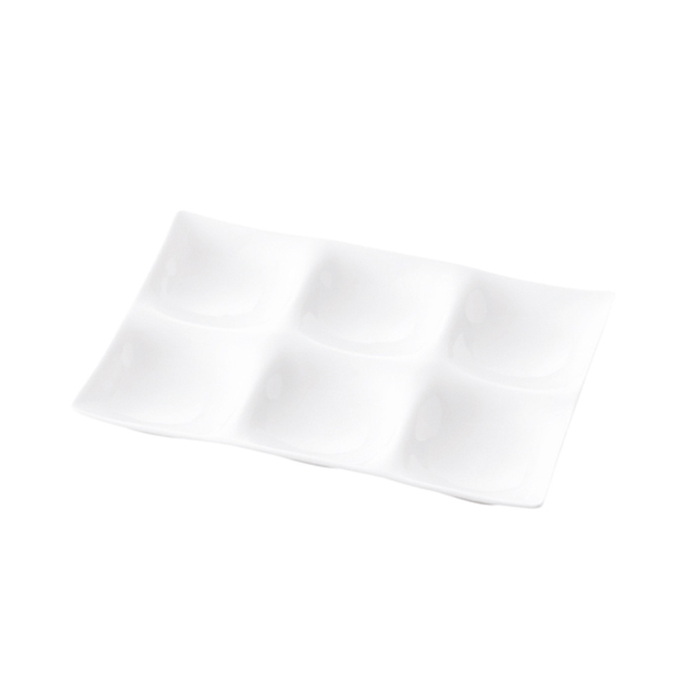 白色陶瓷六格小菜盤，格子呈現菱形排列，盤身線條流暢。
