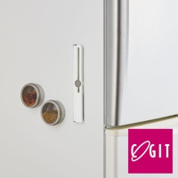 白色冰箱門上吸附著兩個圓形透明罐，分別裝有乾辣椒和香料。旁邊吸附著一個白色長條形工具，中間有一個灰色圓形旋鈕。