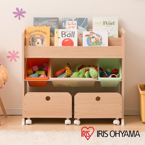 木質兒童玩具繪本收納架，附有輪子，上方層架擺放著多本兒童繪本，下方有三個收納盒，分別裝有彩色積木、毛絨玩具和一些小物件，收納架下方有兩個木製抽屜。