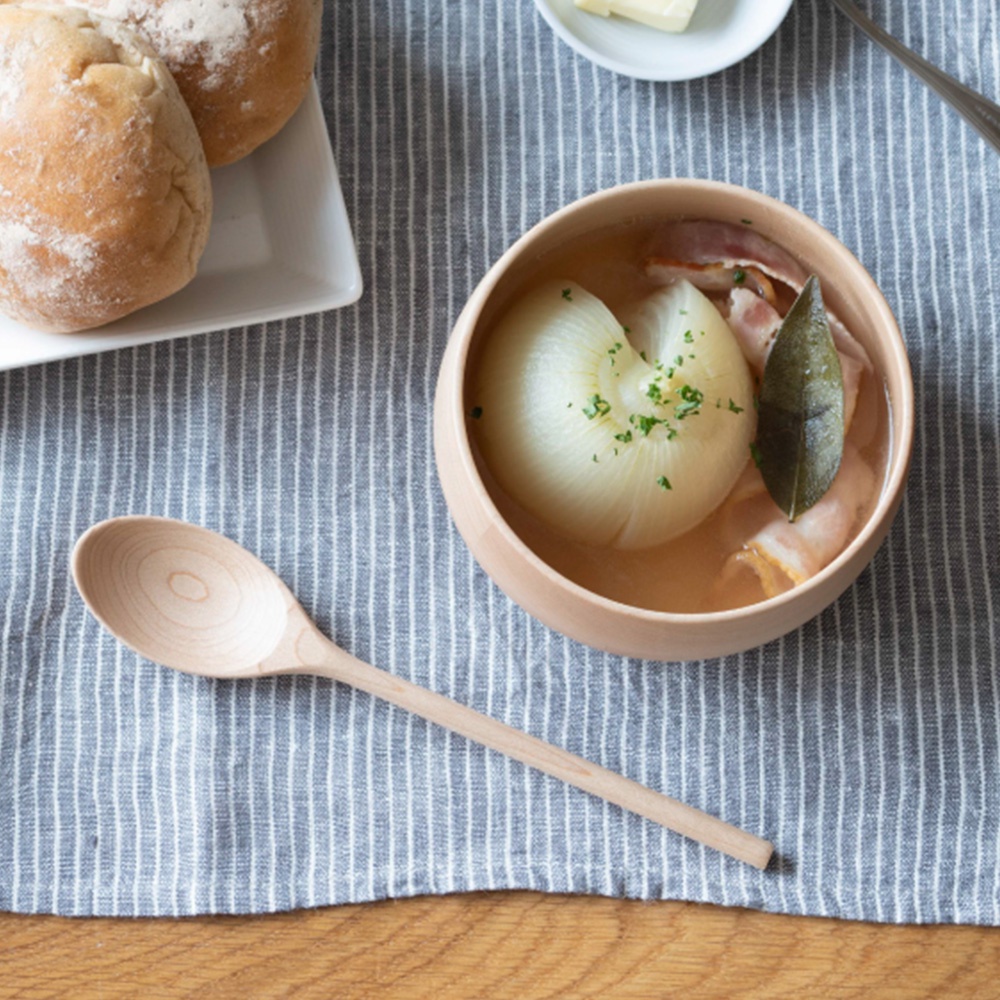 一根淺色楓木湯匙，湯匙柄細長，湯匙頭呈橢圓形，湯匙表面有自然木紋。