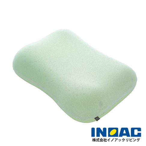 淺綠色網狀布套包裹的記憶枕，具有人體工學曲線，側邊有拉鍊，底部有品牌標誌。