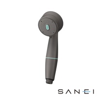 深灰色塑膠製兩段式水流按摩蓮蓬頭，蓮蓬頭頂部有圓形出水孔，中央有綠色橢圓形區域，握柄處有一淺藍色飾帶，底部為螺紋連接處。