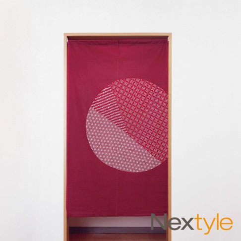 深紅色布質門簾，中央有一個由細緻白色幾何圖案組成的半圓形印花。