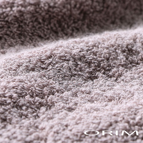 BULKY PRO今治沙龍浴巾，灰褐色，特寫展示其厚實、蓬鬆的毛圈織法，材質柔軟。