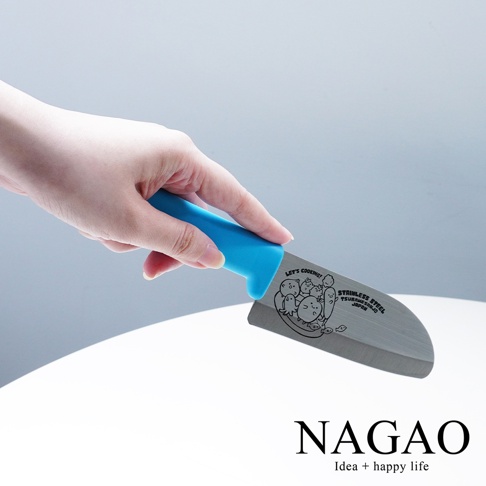 燕三條不鏽鋼兒童學習刀，刀柄為淺藍色，刀刃上印有可愛的卡通圖案與日文「TSUBAMESANJO JAPAN」字樣。