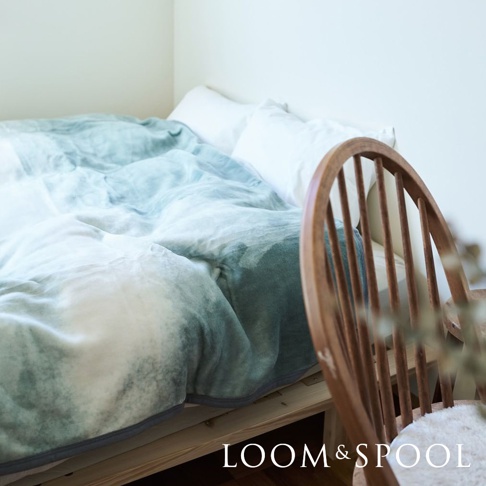 雙人抗菌短絨舒柔毯，以柔和的藍綠色調呈現水墨暈染紋理，觸感輕柔。