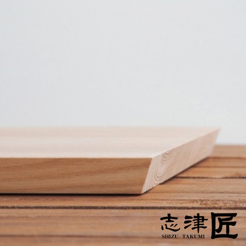 志津匠 morinoki 榆木砧板-S 的斜角木紋細節