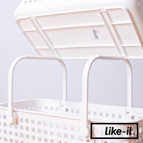 like-it 雙層洗衣籃特寫，展示白色網格狀籃身與上方蓋子，蓋子下方有類似標籤的細節。