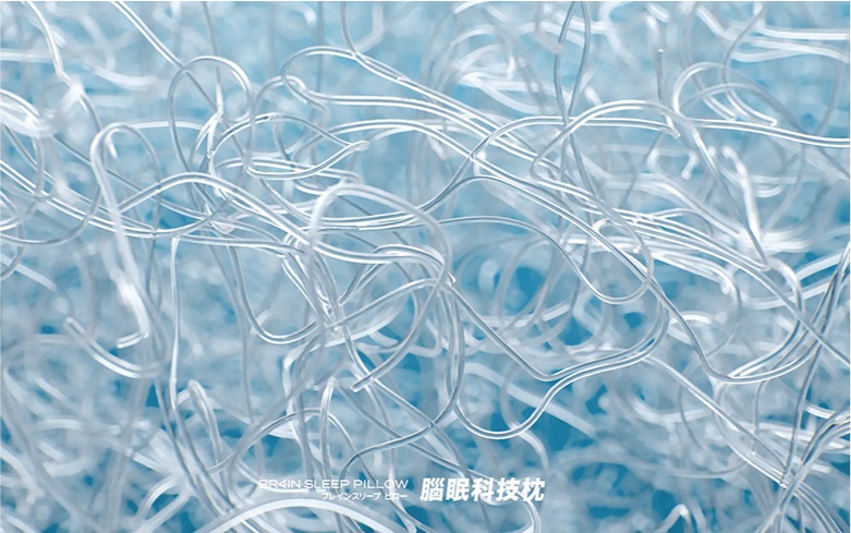 腦眠科技枕的內部結構，由許多白色、透明、彎曲的細絲交織而成，背景為淺藍色。