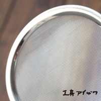 不鏽鋼萬用撈泡勺，網篩細密，邊緣圓潤，整體為銀色金屬光澤。