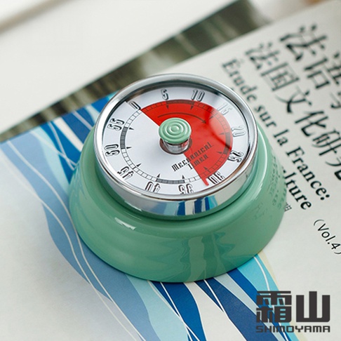 美式復古造型的綠色磁吸機械式計時器，設有白色錶盤，紅色和白色區域指示時間，頂部有綠色旋鈕，錶盤刻有數字和刻度。