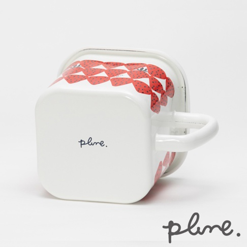 白色琺瑯方形保鮮罐，帶有紅色草莓圖案裝飾和白色手把。罐身印有黑色「plume.」品牌標誌。