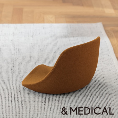 咖啡色舒腰正姿座墊，高背設計，布面材質，放置於白色紋理地毯上，背景為木質地板。