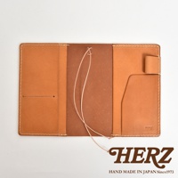 HERZ手帳書套，採用棕色皮革製作，內有卡槽與繩帶設計