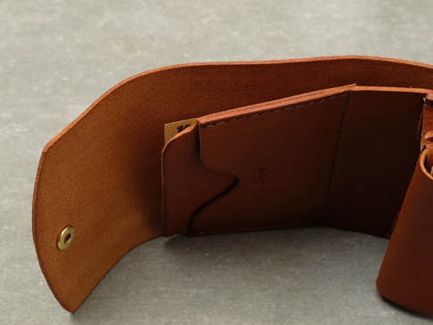 職人手作皮革Organ迷你短夾，咖啡棕色，展示內部結構，包含卡槽與零錢袋，材質為皮革，附有金屬按鈕。