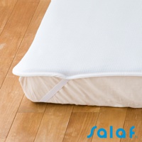 SALAF COOL 極致涼感透氣單人睡墊，白色網眼格紋表層，搭配米色邊緣及固定鬆緊帶，放置於淺棕色木地板上。